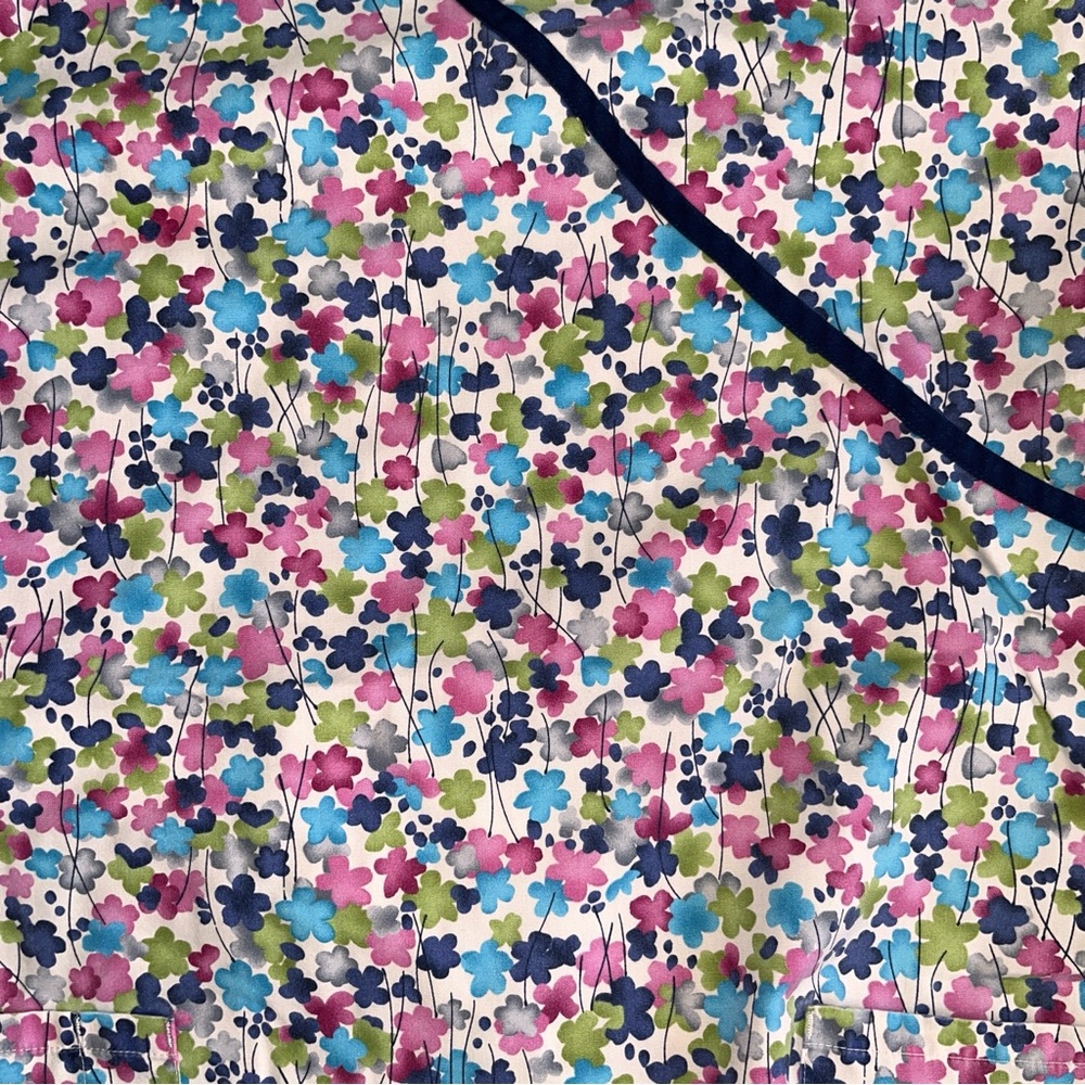 Woman’s Floral Scrub Top Large - Picture 2 of 3